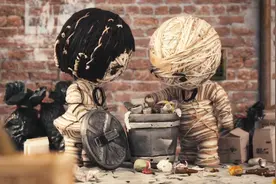 身上的数字代表人的地位，零号地位最低，只能捡垃圾