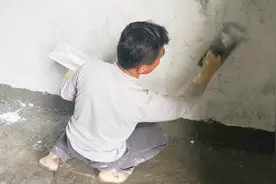 工地新来的水泥工师傅，一天工资要350，老板让他做个批墙看看