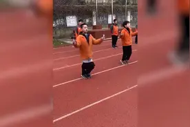 男生参加跳绳比赛裤子掉落仍坚持跳完 最终拿下一等奖视频封面