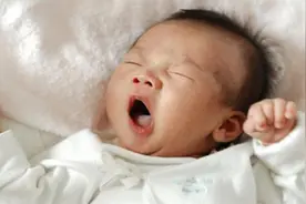 8月大女婴身上有怪味，去医院检查，医生：宝妈不称职视频封面