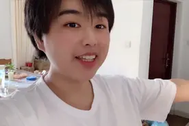 80后老阿姨在11万粉丝中找到真爱，手牵手去公司吃饭真幸福