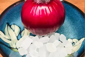 洋葱和冰糖一起泡水喝，作用原来这么厉害，很多人还不知道