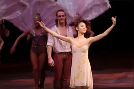 澳门顶级秀场“水舞间” 最盛大的水下冒险！视频封面