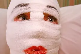 高分美剧！这个女人被包裹成木乃伊，也不忘“化妆”！视频封面