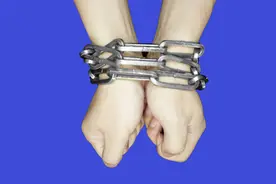 揭秘国外神奇的逃脱魔术！被铁链绑住双手后，如何3秒挣脱？