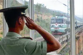 一个21岁战士，被泥浆封入40米深桥墩中，每辆列车经过都鸣笛30秒视频封面