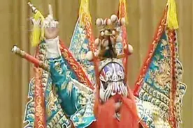 戏曲武将背后为何要插4面旗？本是古代令旗，却成为舞台道具