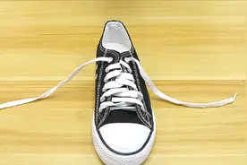 你还天天这样系鞋垫吗？不松开才怪，用这手法，穿一天都结实牢固