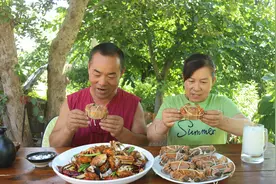食叔教你大闸蟹最解馋吃法，一蟹两吃，老婆子今天吃过瘾了
