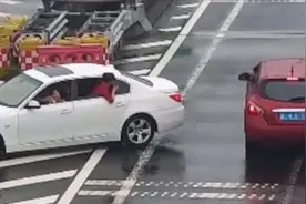 女司机高速逆行停车问路 男司机违停热心帮忙 双双被交警处罚视频封面
