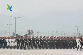 老将军正步训练，威风依旧不减当年，气势立马就出来了丨档案视频封面