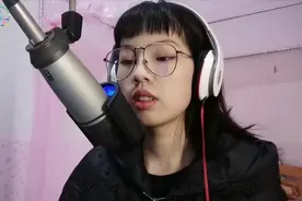 小姐姐翻唱《需要人陪》 轻柔舒缓的节奏，却最能打动人心！