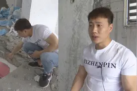 花五百多万买新房，业主验房后怒了：钢筋裸露，楼板一捅就穿？视频封面