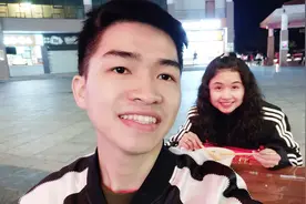 深圳打工：小两口回家过年，服务站简单填饱肚子，回家真激动！视频封面