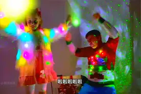 好玩手影,爸爸教宝贝做动物手影游戏！她竟然做了一个恐龙影子！