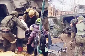 实拍：俄军装甲车在炮火中帮乌克兰儿童和残疾老人撤离！视频封面