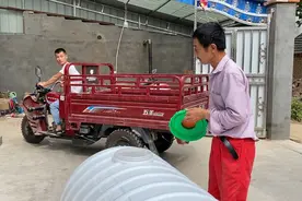 父子俩用新储水罐拉水浇地，在自家水井抽了15分钟后，小伙害怕了视频封面