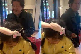 老奶奶向女子推销麻糍，遭到拒绝后瞬间变脸，网友：看着像狼外婆视频封面