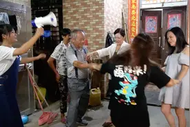 阿渔妹邀请朋友来吃海鲜饭，没想到闺蜜都喝嗨了，轮流和渔爸斗舞视频封面