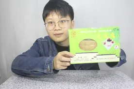 小伙试吃长满霉菌的毛豆腐，到底是难吃还是好吃？