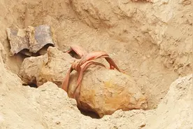 险！漯河村民意外发现50公斤炸弹 警方用20余公斤炸药成功销毁视频封面