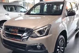 新车到店，2020款五十铃MU-X牧游侠，打开车门看到驾驶室太惊艳