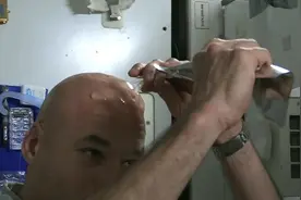 光头哥模仿美女在太空中洗头发，等等不对啊，光头洗什么头发