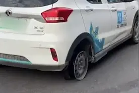 陕西一共享汽车缺个轮子还在马路上跑，目击者：嘎嘎冒火星视频封面