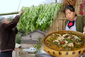 一道正宗的酸菜鱼，要从制作老坛酸菜开始，鱼汤拌饭都能吃两碗！