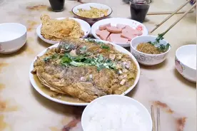 一家五口开吃开喝！自酿红酒+浓香白酒，铁锅炖鱼+炸鸡+火腿