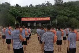 实拍解放军海军陆战队侦察兵训练：荒岛生存后，接着海上万米泅渡