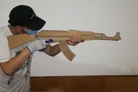 男孩的玩具 亲子互动  教你用旧纸箱制作“AK-47自动步枪”视频