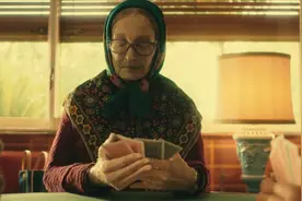 奶奶突然去世，孙女为继续领取她的退休金，竟将奶奶冻在冰箱里视频封面