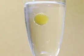 男子将油滴入水中，结果油却不会散开，搅拌后出现神奇现象视频封面