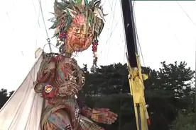 “人头”气球后 东京地区再现巨大人偶 高10米重约1吨视频封面