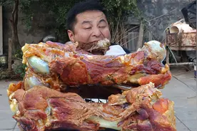 80元买了3根大棒骨，木炭上面烤着吃，外焦里嫩，真是香呀视频封面