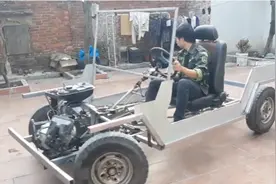 民间大叔自制的四轮小汽车，用摩托车发动机驱动