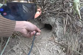 小钟用摄像头伸进地洞里看看有什么，结果意外连连