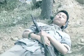 新兵站岗时偷偷睡觉，被弄醒后，竟拿三八大盖对着司令视频封面