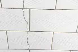 瓷砖有裂缝不用请师傅，教你个诀窍，和新的一样