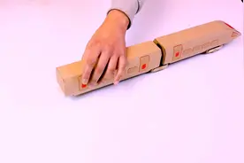 纸板制作的一列高铁和轨道