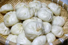 小笼包子制作：皮白暄软靠和面馅香软嫩靠调制，300克面粉包几个视频封面