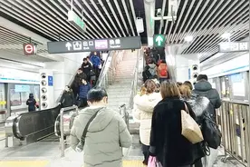 坐长沙2号线地铁去高铁南站，看看地铁人多不多视频封面