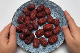 红枣直接吃非常脏，干货店老板教我一招，灰尘和虫卵自己跑出来