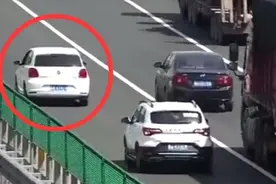 女司机头次上高速搞不清楚方向 竟在超车道拦车问路 致后车剐蹭视频封面