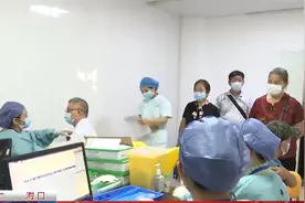 海口：耐心服务60周岁及以上人群 让群众安心接种新冠疫苗视频封面