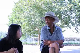 递烟时，为啥要“递两根接一根”？不是迷信，农村爷爷说出原因