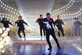 新人婚礼现场，喜公公C位领舞嗨翻全场，帅气如90后被误认是新郎视频封面