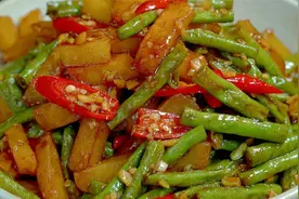 教你土豆烧豆角的家常做法，步骤详细，软烂入味下酒又下饭