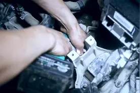 这个部位缺油后，踩离合时会有异响，遇到这类问题要及时检修视频封面